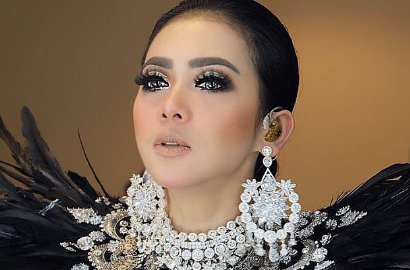 Hempaskan Caren Delano, Syahrini Pilih Adik Jadi Stylish Pribadi