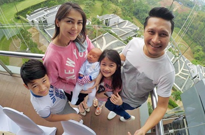 Telinga Anak Ketiga Punya Lafal Allah, Arie Untung Bersyukur Acara Akikah Sukses