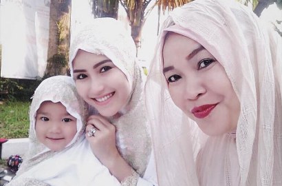 Ayu Ting Ting Pakai Kebaya Pamer Belahan Dada, Ibu Disindir Netizen