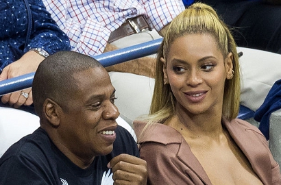 Duet Panas, Beyonce Peluk Cium Mesra Jay-Z di Atas Panggung