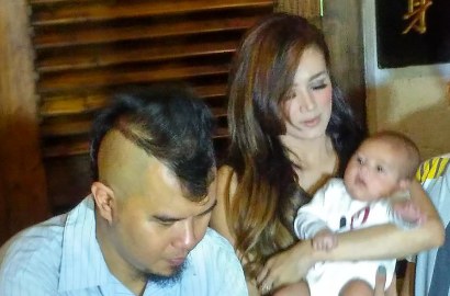 Bergaya Elit Naik Golf Cart Bareng Ahmad Dhani, Mulan Malah Dikira Julia Perez