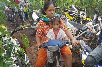 Foto Viral, Begini Aksi Keren Ibu dan Anak Kalahkan Motor Trail