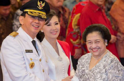 Pamer Keakraban, Ahok, Rano Karno dan Megawati Foto Bareng di Pesawat
