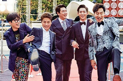 Berlatar Sunset, Kecenya Lee Kwang Soo cs di Poster 'Entourage'