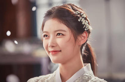Biasa Anggun, Kim Yoo Jung Pede Pose 'Jelek' di BTS 'Moonlight'