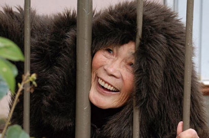 Kocak, Nenek 87 Tahun Ini Jadi Idola Gara-Gara Rela Jatuh Bangun Demi Foto Unik
