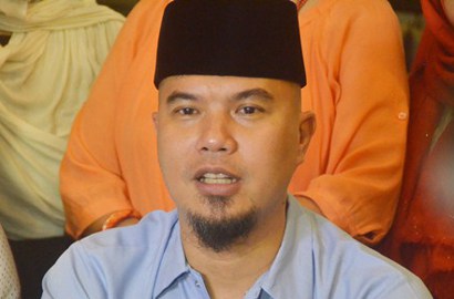 Heboh Foto 'Mesra' Ahmad Dhani dan Wanita Cantik Berhijab, Netter: Awas Mulan Ngambek