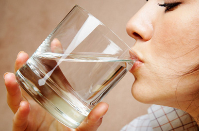 Ingin Selangsing Wanita Jepang? Rasakan Faedah Minum Air Putih di Pagi Hari