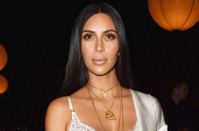Terinspirasi Kasus Perampokan Kim K, Kostum Handuk Mandi Ini Bikin Heboh