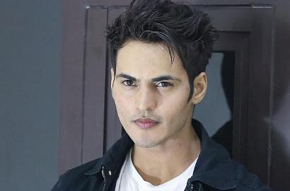 Ravi Bhatia Pamer Otot Syuting 'Duyung' di ANTV, Ada Loyd Christina