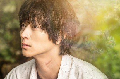 Biasa Macho, Kang Dong Won Kerepotan Jadi 'Bocah' di 'Vanishing Time'