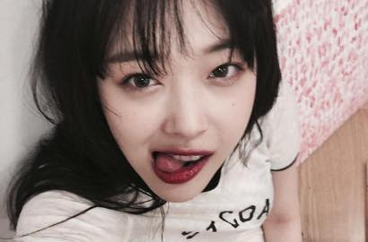 Pamer Bibir Seksi Pakai Cara Aneh Ini, Sulli Bikin Penasaran Netter