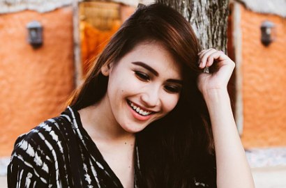 Nagita Kembali ke Jakarta, Ayu Ting Ting Pose Seksi dan Pamer Cincin 'Kode-Kode' ke Raffi?