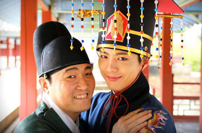 Drama Makin Tegang, Park Bo Gum cs Malah Pamer Senyum Ceria di BTS 'Moonlight'