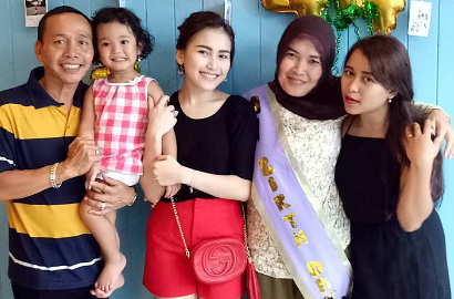 Izin Kerja Demi Jalan-Jalan Keluarga, Ayah Ayu Ting Ting Disindir Netter
