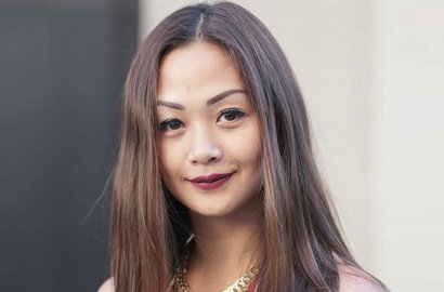 Berbikini Seksi, Indah Kalalo Pamer Belahan Dada di Tepi Pantai