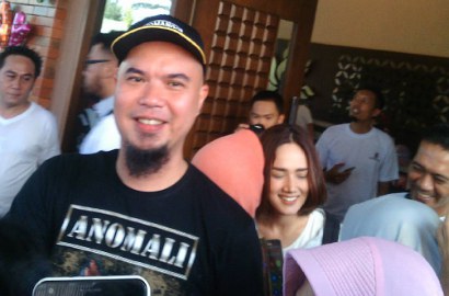 Foto Bareng Mulan, Perut 'Hamil' Ahmad Dhani Bikin Gagal Fokus