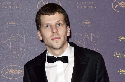 Belum Menikah, Aktor Jesse Eisenberg Bakal Punya Anak dari Sang Kekasih