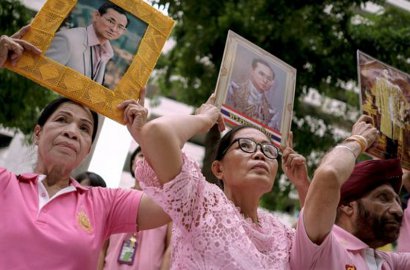 Pakai Baju Pink, Rakyat Doakan Raja Thailand Lekas Sembuh