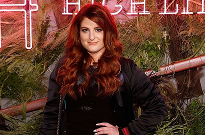Resmi Pacaran, Meghan Trainor Gandeng Erat Kekasihnya di Bandara