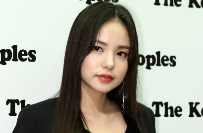 Tampil Ala Rocker, Min Hyo Rin Malah Dibilang Nggak Punya Leher