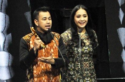 Menang di PGA 2016, Raffi Ahmad Cium Mesra Nagita Slavina