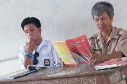 Tuai Kecaman, Murid yang Merokok di Samping Guru Dihukum Skorsing