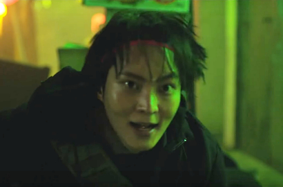 Dikejar Mobil Alien, Jo Won Malah Tertawa Senang di Trailer 'Clocking Out'