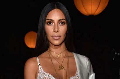 Muncul Perdana Pasca Dirampok, Kim K Tutupi Tubuh Pakai Baju Serba Hitam