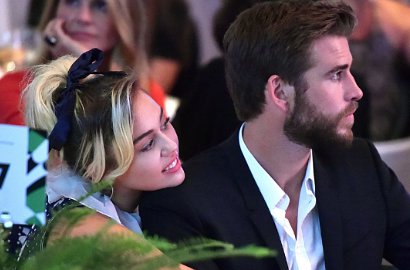 Perdana Usai Balikan, Miley Cyrus Rangkul Mesra Liam Hemsworth