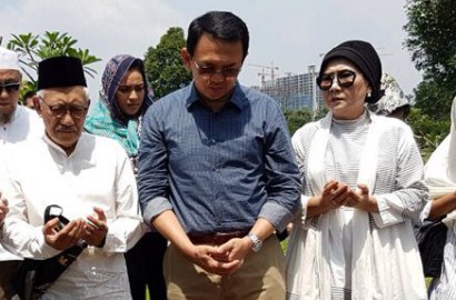 Beredar Foto Ahok Ziarah ke Makam Ibu Angkat Beragama Islam, Niat Dekati Muslim Lagi?