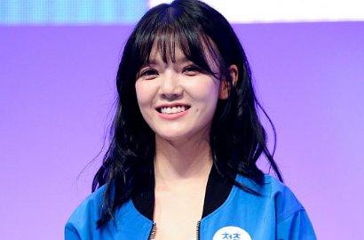 Sepatu Lepas Saat Manggung, Begini Reaksi Kocak Jimin AOA
