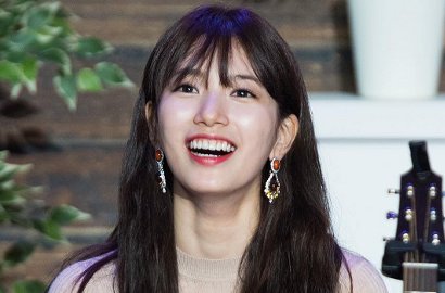 Bagi-Bagi Foto Fanmeeting, Suzy Pose Jungkir Balik Bikin Netter Terpana