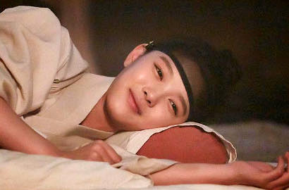 Senyum Sedih Kim Yoo Jung Pamitan 'Love in the Moonlight' Jelang Tamat