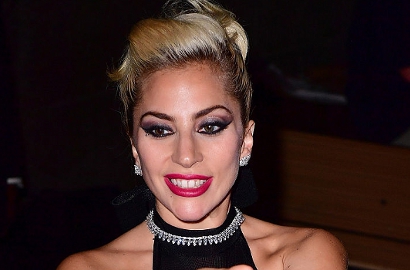 Siap Rilis Single 'A-Yo', Lady GaGa Pamer Foto Pegang Payudara