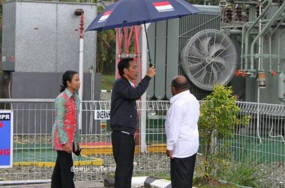 Netter Heboh, Beredar Foto Presiden Jokowi Payungi Gubernur Papua