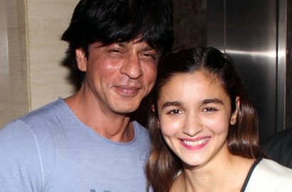 Bikin Ngakak, SRK Ngobrol Tak Jelas Bareng Alia Bhatt di Twitter