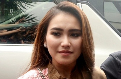 Masih Sakit Hati, Ayu Ting Ting Maklumi Ayah Rozak Emosi pada Enji