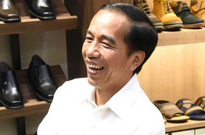 Jalan-Jalan di Mall Manado, Presiden Jokowi Jajal Sepatu Diskonan Rp 150 Ribu