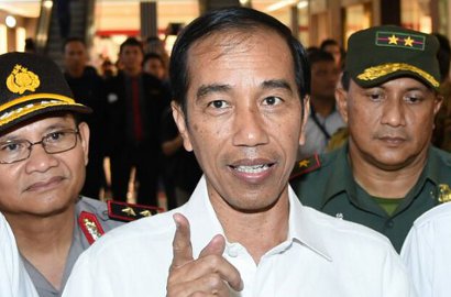 Jokowi Beli Sepatu Diskonan di Manado, Netter Malah Sindir Pencitraan?