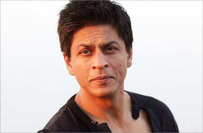 Pamer Tubuh Berotot Hingga Tato Saat Mandi, Shahrukh Khan Bikin Fans Meleleh