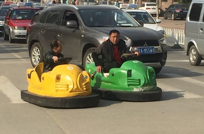 Bikin Ngakak, Intip Aksi Bapak-Bapak Ini Naik Bumper Cars di Jalanan