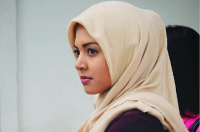 Aurelie Moeremans Pakai Hijab dan Pincang di Film 'Gelas-Gelas Kaca'