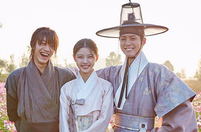 Pakai Kostum 'Love in the Moonlight', Park Bo Gum dkk Ceria di Jumpa Fans