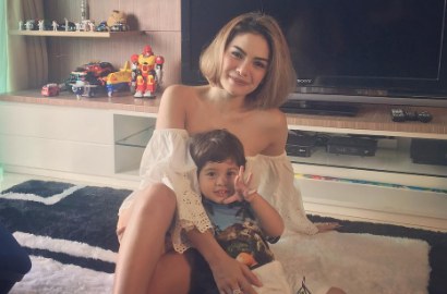 Tak Cuma 'Mandi Kucing', Nikita Mirzani Dibully Pamer Bikini dan Berendam Bareng Anak