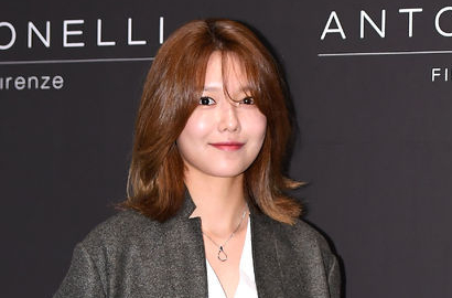 Seksi Abis, Begini Gaya Sooyoung Pakai Atasan Berenda di Acara Fashion