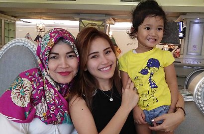 Unggah Foto Kenangan Masa Lalu, Ibu Ayu Ting Ting Banjir Doa Netter