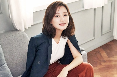 Imut Pamer Kado Ultah Kiriman Fans, Kim Ji Won Dipuji Cantik Natural