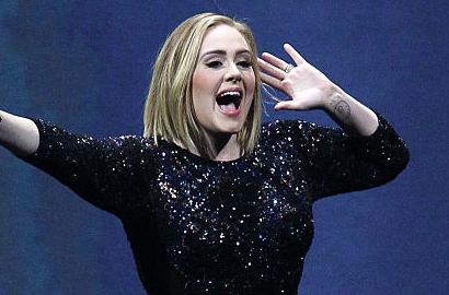 So Sweet, Adele Dibanjiri Kertas Ucapan Spesial dari Pacar Saat Konser