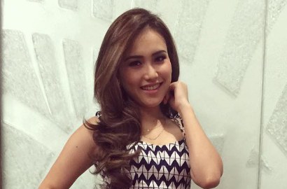 Akun Haters Lenyap, Ayu Ting Ting 'Mesra' Ditemani Bang Opick Kumis